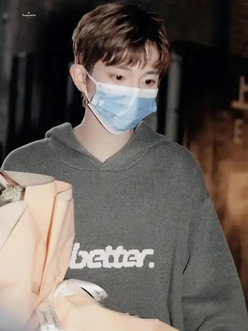 星光天呐刘冠佑居然穿了我们家的毛衣