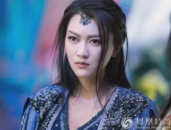 逯恣祯《幻城》黑色礼服帅气中微露性感