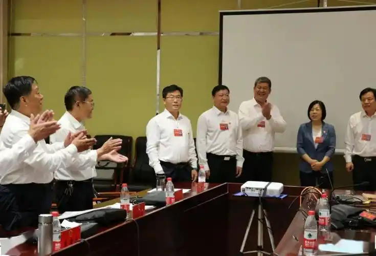 区领导看望出席区"两会"的代表,委员