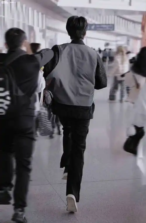 严浩翔背影##严浩翔微博粉丝破600万