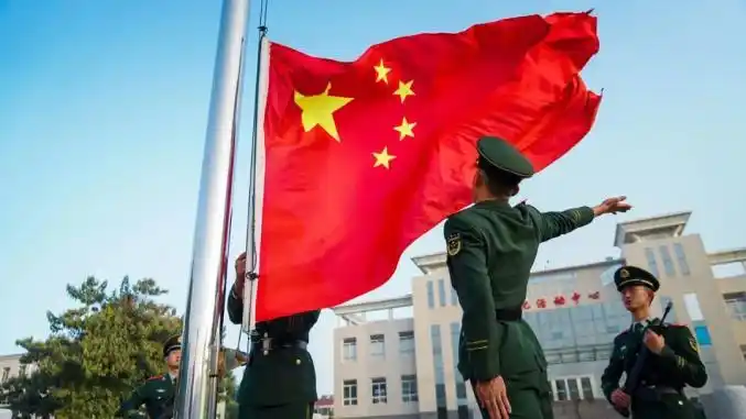 表达对祖国的热爱以最庄严的军礼官兵们在国旗下伫立凝望鲜艳的国旗