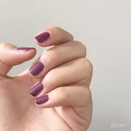 手黑用什么颜色的指甲油