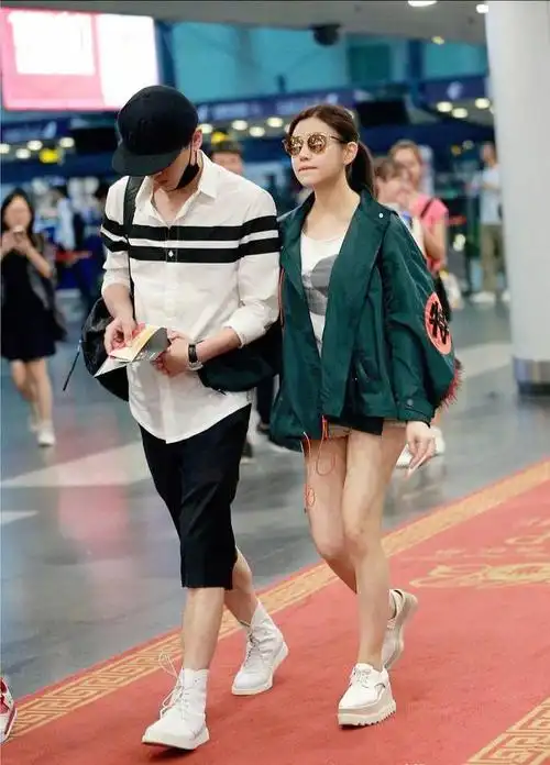 40岁陈妍希罕见与老公走机场穿搭休闲时髦小4岁的他像小年轻