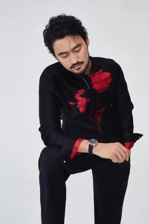 袁弘络腮胡写真出炉,35岁褪去小鲜肉面孔,画风秒变魅力大叔!