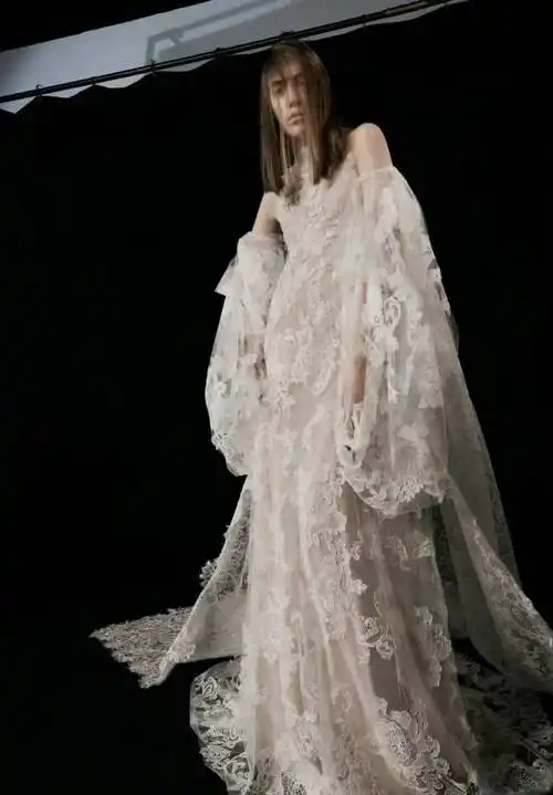 原创72岁婚纱女王王薇薇亲自上阵穿婚纱拍大片扮新娘个性十足