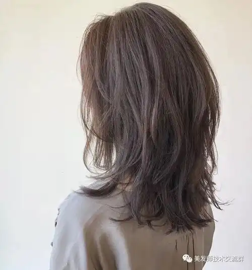 今年流行高层次的碎剪中长发