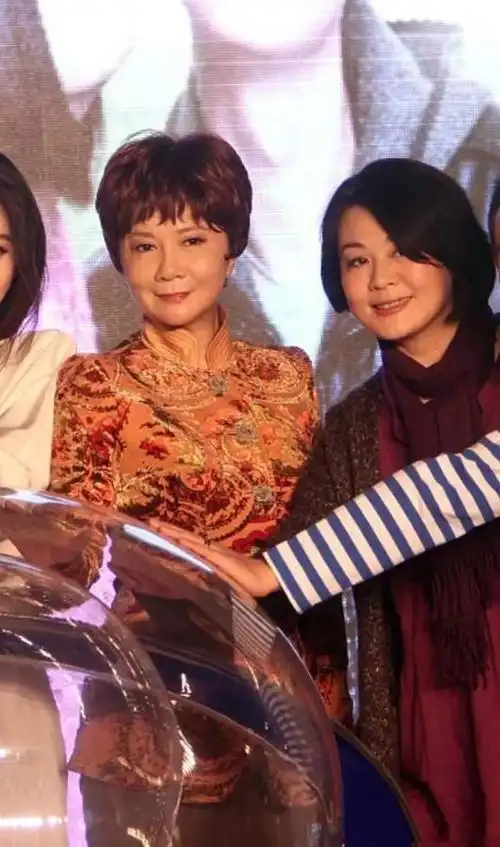 蔡明丛珊都是60岁同台比美状态大不同人工脸终究赢不了自然美