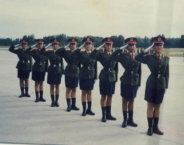 当我们女兵方队352名队员身着常服,军裙,短靴,带着亲人的嘱托,带着