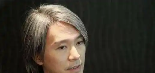 原创周星驰现身庭审现场一路微笑神情轻松并透露新电影计划