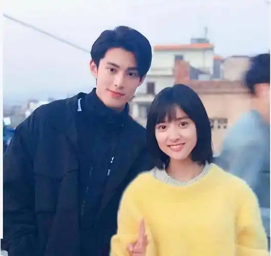 笑死,王鹤棣沈月早年照流出,网友:像那在外打工的亲戚回家过年-第1张