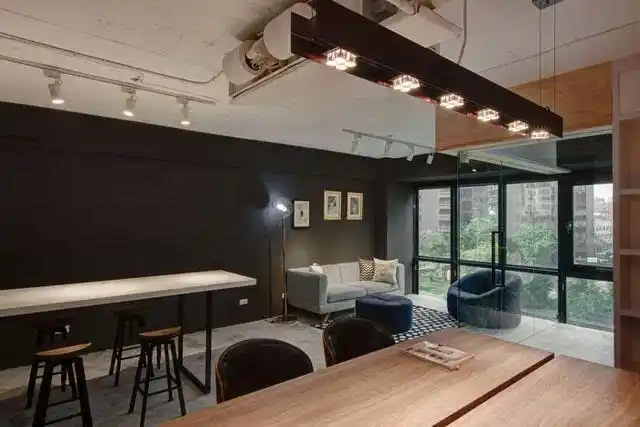 从整个布局来看,这是意见大概只有5个人的工作室,小小的空间办公室