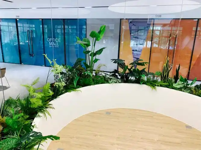 考虑到是玻璃封闭的空间,植物生长不利,所以全部采用了仿真植物,但