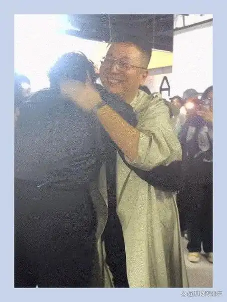 魏大勋穿高跟鞋,宋佳真空v领,伊能静儿子恩利露腰,穿的都太癫