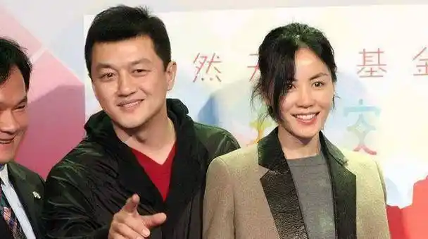 海哈金喜跟随男友脚步做慈善,昔日选美照曝光不输王菲_李亚鹏_身材