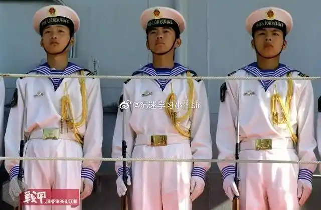 呈本白色,与87式海军军官白夏常服颜色接近,披肩蓝色也比87式的要深