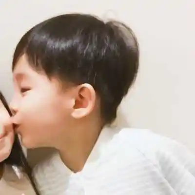 乖巧的伴侣小小孩头像,情侣头像图片-回车桌面