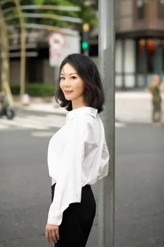 女子,不浮不躁,丰盈而沉静;不卑不亢,自信而从容;不媚不俗,知性而优雅