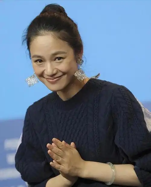 姜文在一次采访中曾说:"老婆肯定是怕",这句话让大家感受到了甜蜜的