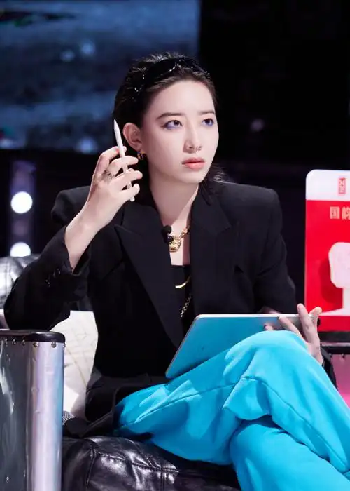 李斯丹妮局部猜人没认出自己##李斯丹妮被玩具恶犬吓到撒娇