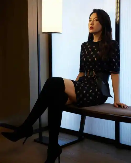 曾黎,1976年出生于中国湖北省,身高170厘米,体重55公斤.