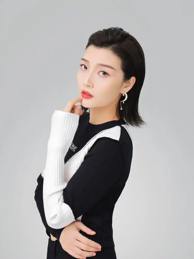 今晚8点开播,你一定要来哟～#冷漠杨小曼 #明星 - 抖音