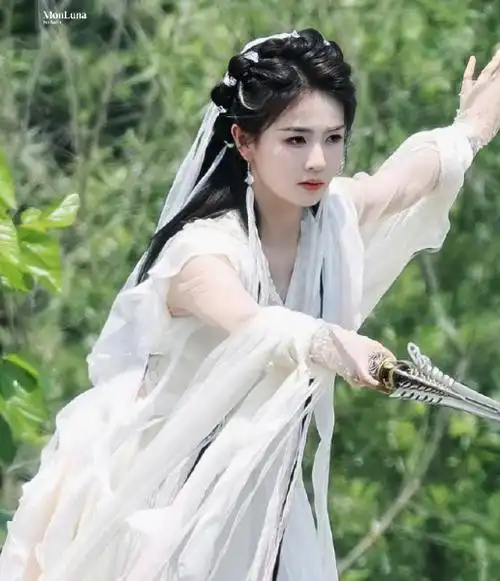 白鹿《临江仙》威亚路透曝光!回眸仙气十足,曾舜晞白发太清冷!