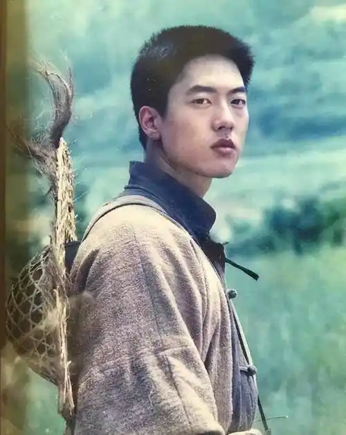 之前凌潇肃出演《关中匪事》的时候,他就是以男主的身份,在班上脱颖而