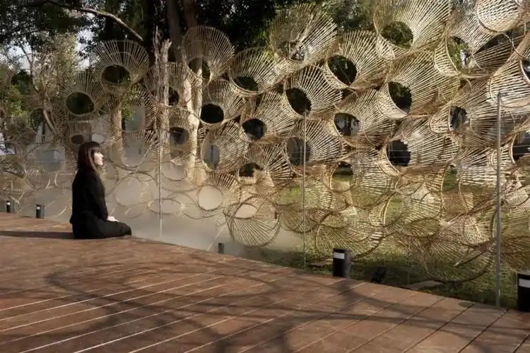 传统捕鱼器创作的艺术装置_景观邦