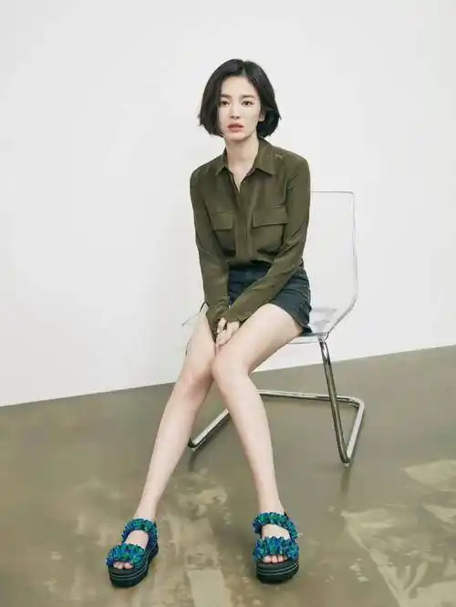 原创宋慧乔短发新造型惊艳四座双唇微张拍照表情魅力爆表网友直呼太美