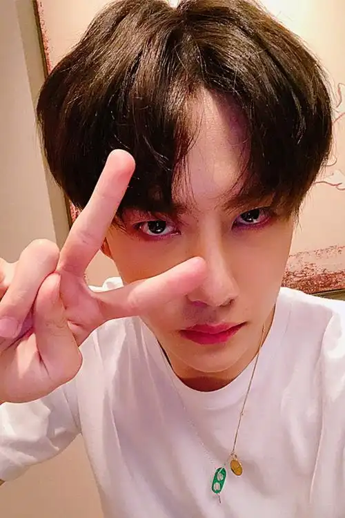 王一博的大头照,我觉得图4最适合做头像,你觉得呢?