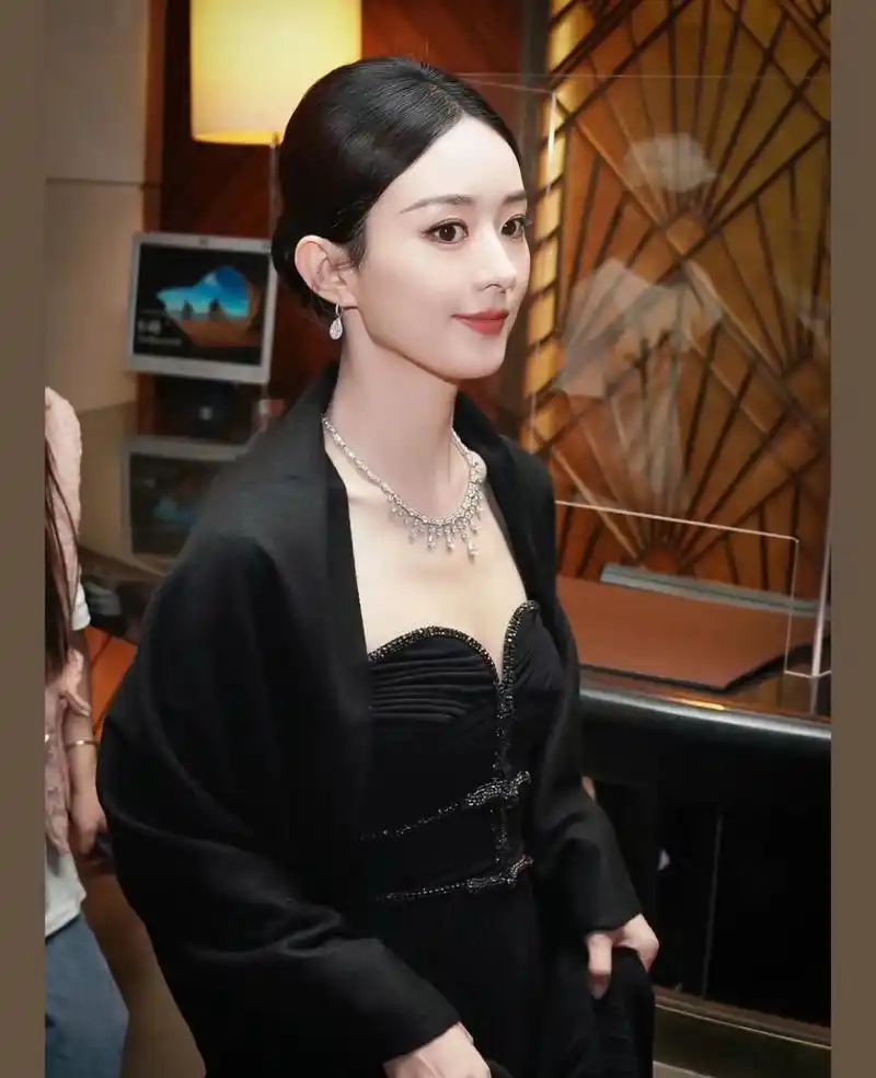 昨天赵丽颖参加白玉兰奖提名,败给了吴越,粉丝们对她的爱太满了,虽败