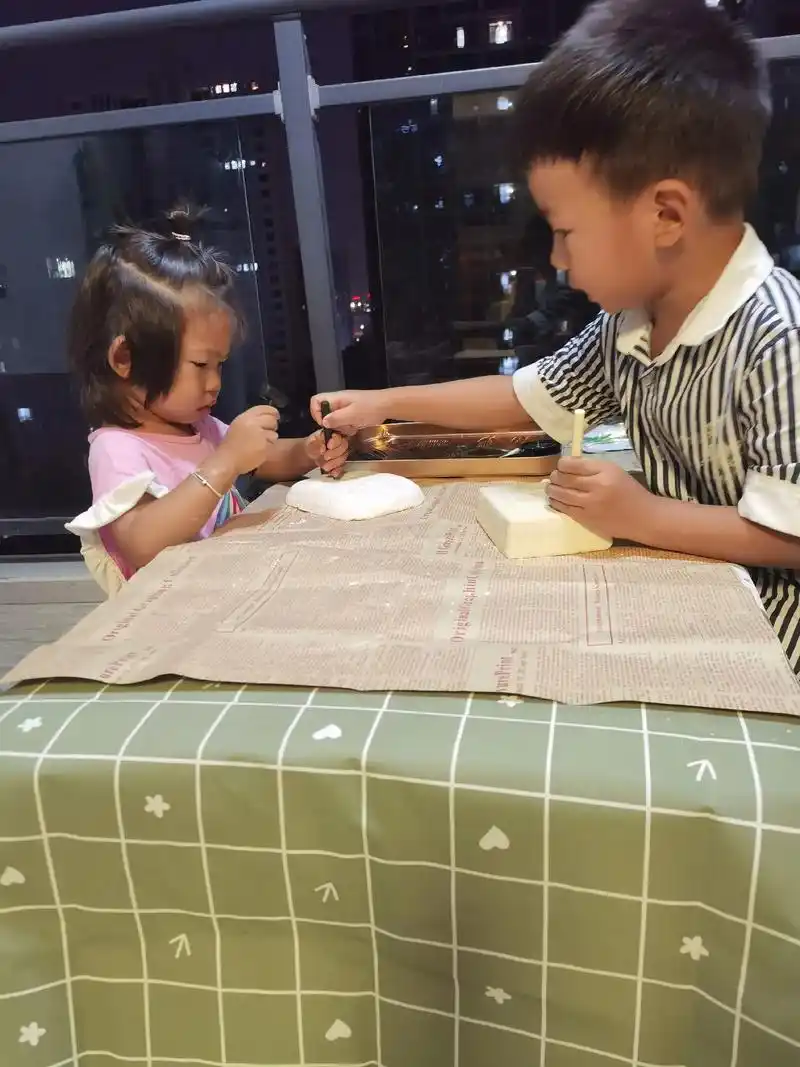 奶粉罐做成的小桌子