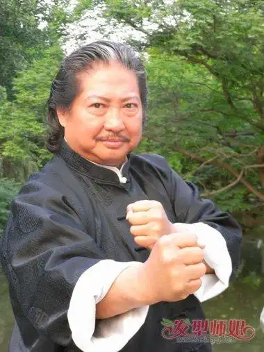 男生发型 男士短发 > 正文洪金宝与娇妻一起表态红毯,从他的发型上看