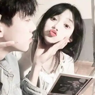 高清真人情头一左一右两张图片 浪漫温馨情侣最新头像图片大全