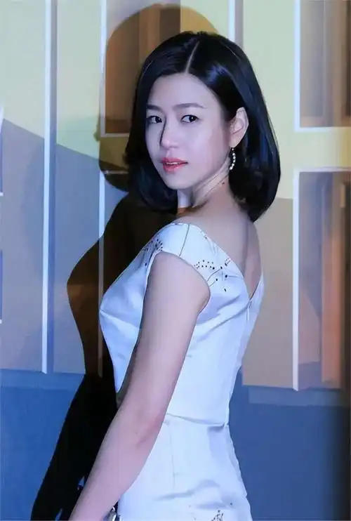 清纯美女陈妍希:以为是白纸,实际是报纸,她的故事比你想的要乱