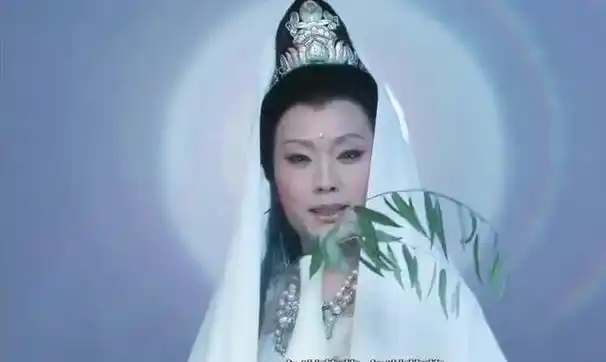 在国产剧历史长河中,李玉刚作为首位敢于尝鲜的演员,在《碧波仙子》一