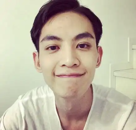 强烈多动症,拍照时喜欢跟着音乐跳舞,摆出各种pose,而私底下的唐晓天