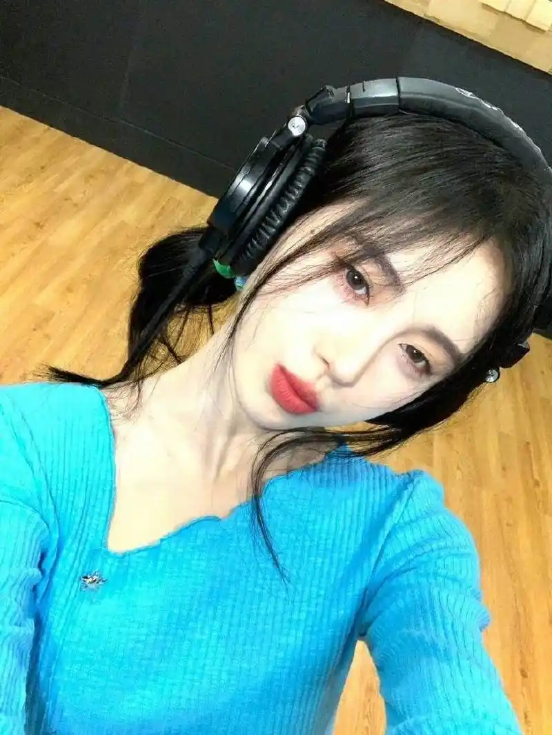 明星穿搭#  5月7日,鞠婧祎在个人社交平台分享自拍美照,照片中她纱