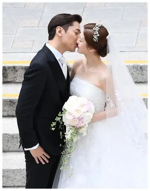 实在太甜了当红文晸赫携妻子出席婚礼全程十指紧扣照顾有加