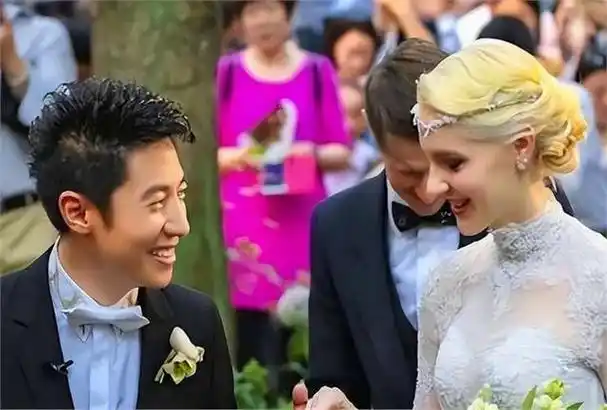 撒贝宁一家现身,老婆李白人高马大,龙凤胎女儿比儿子高出很多