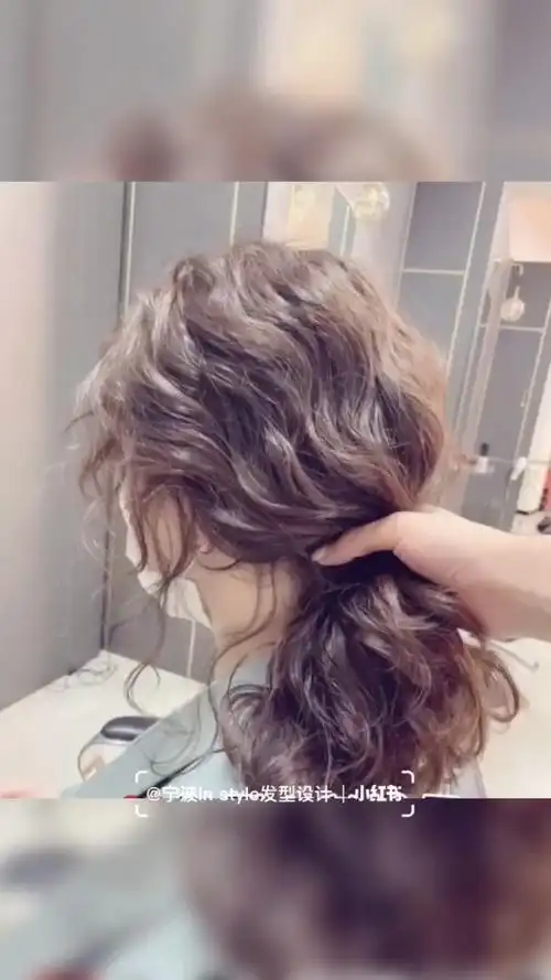 怎么扎都好看的法式烫发～发量少,服贴发质_卷发_穿搭_洋娃娃_夏天去