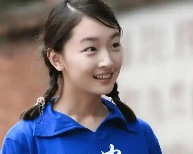 32岁周冬雨出席活动,长胖一圈变美很多,被指"撞脸"柳岩