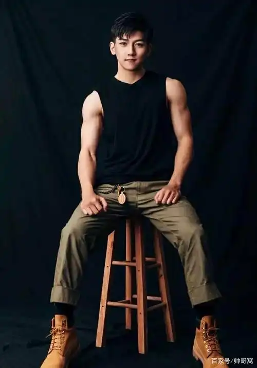 穿黑色短袖上衣的性感帅哥,有点小拽的高颜值小哥哥拍摄艺术写真