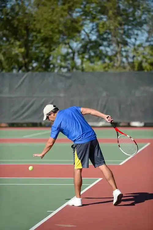 打网球的成熟男人,成熟的西班牙裔人准备好要在法庭上为服务