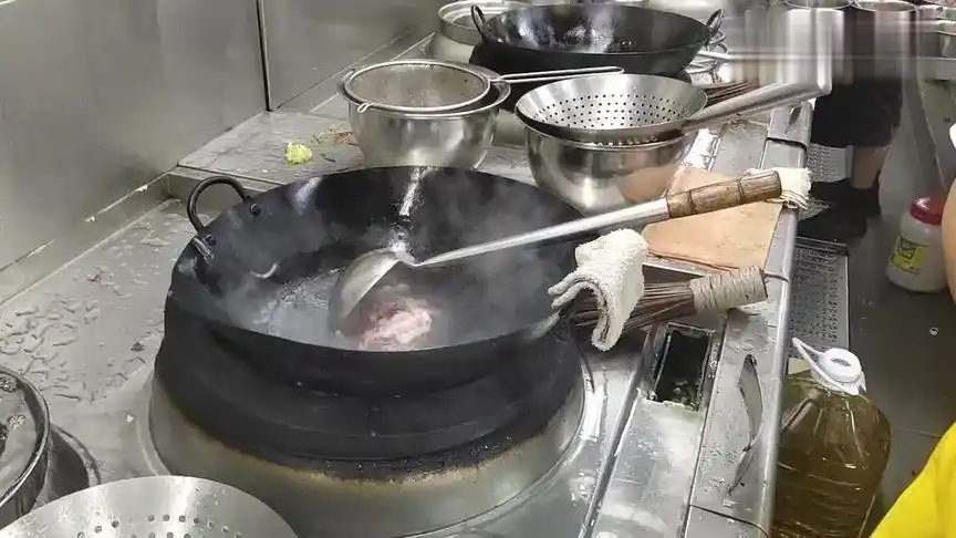 酒店学徒想上灶炒菜,让他做个小炒肉,这水平该继续切墩吗