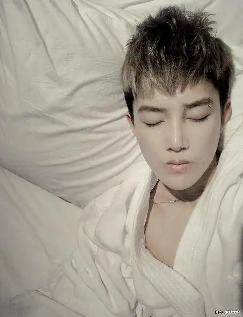 网络红人林弯弯图片素材╰在阳光下肆无忌惮的笑