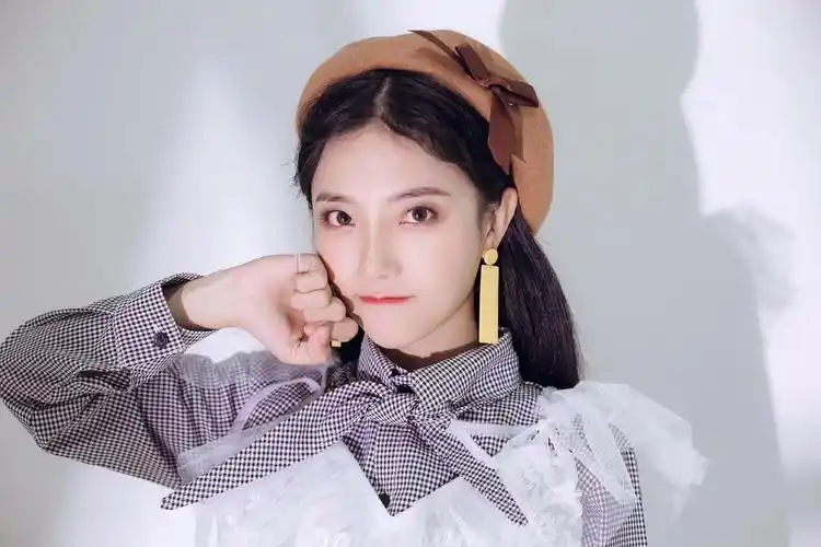 p data-id="gnbp5mw4ab">陈奕颖,中国内地影视女演员.