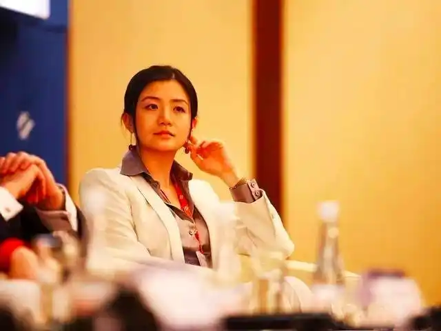 中国最美单身女富豪身家百亿无人敢追