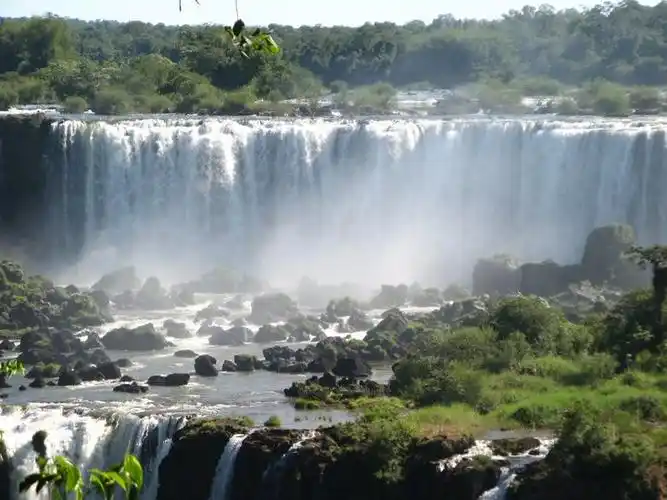 春光乍泄的阿根廷伊瓜苏瀑布