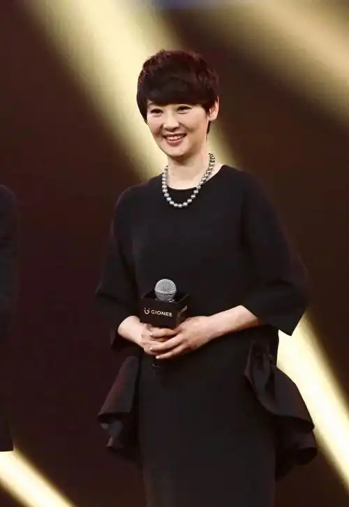 她把徐帆接到北京,"养"了她三年,自己一颗青菜都舍不得吃